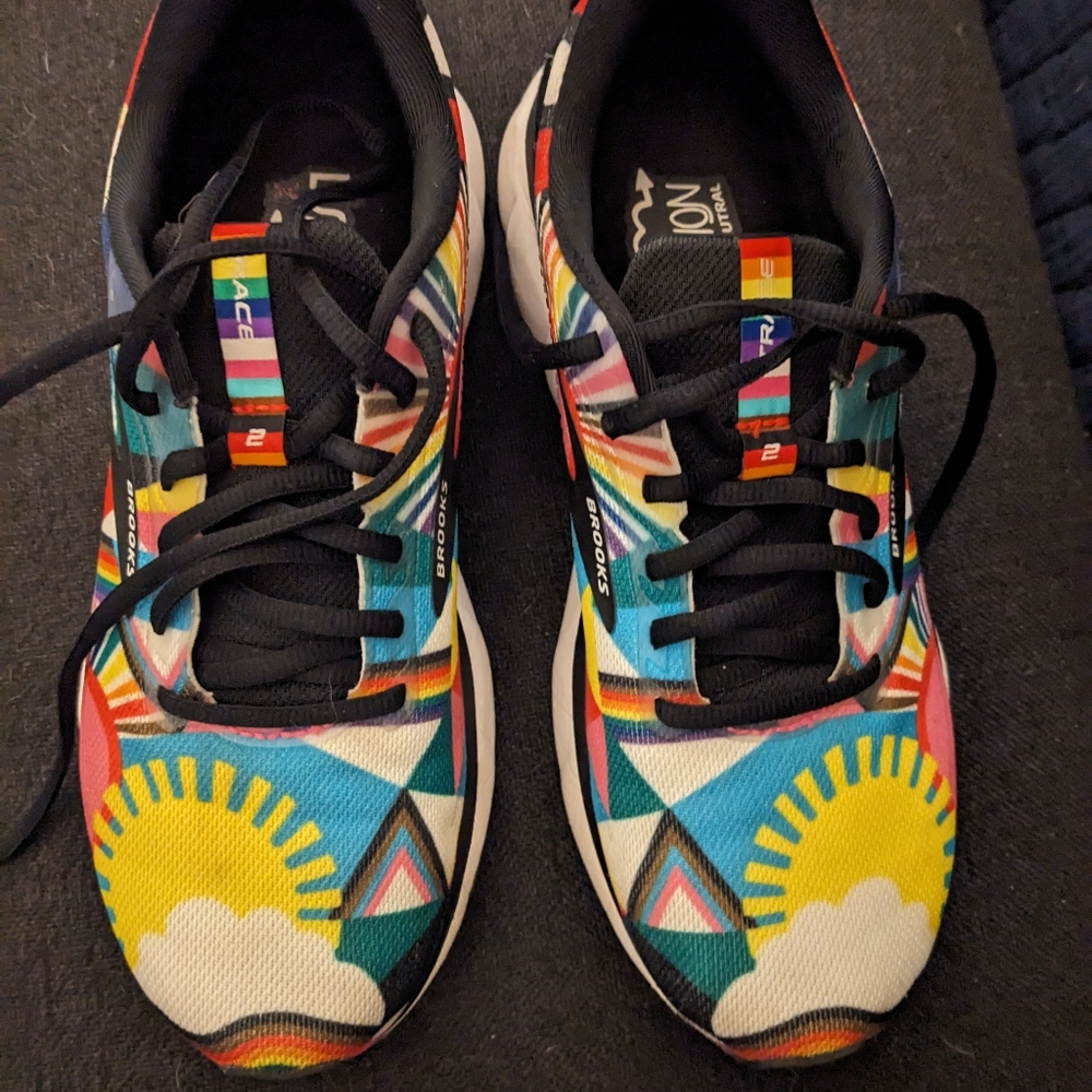 Brooks rainbow colored trace 2 sneakers GUC size 8